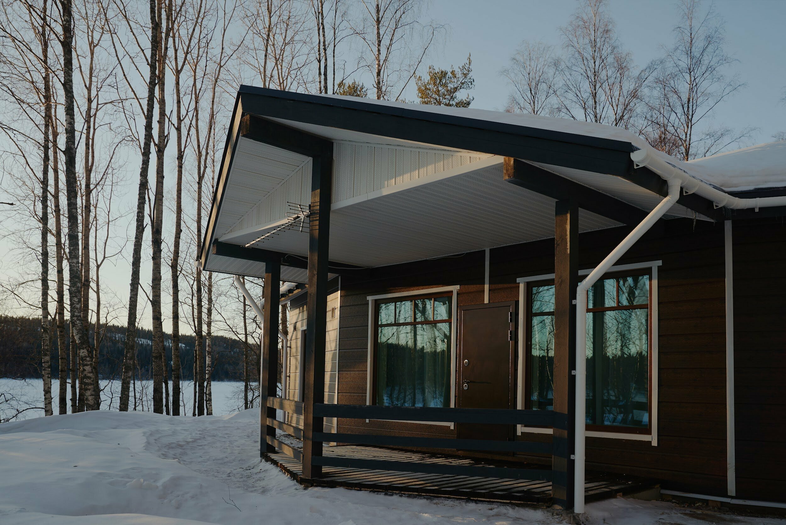 Четырехместный коттедж на берегу залива с двумя диванами и 2 раздельными кроватями