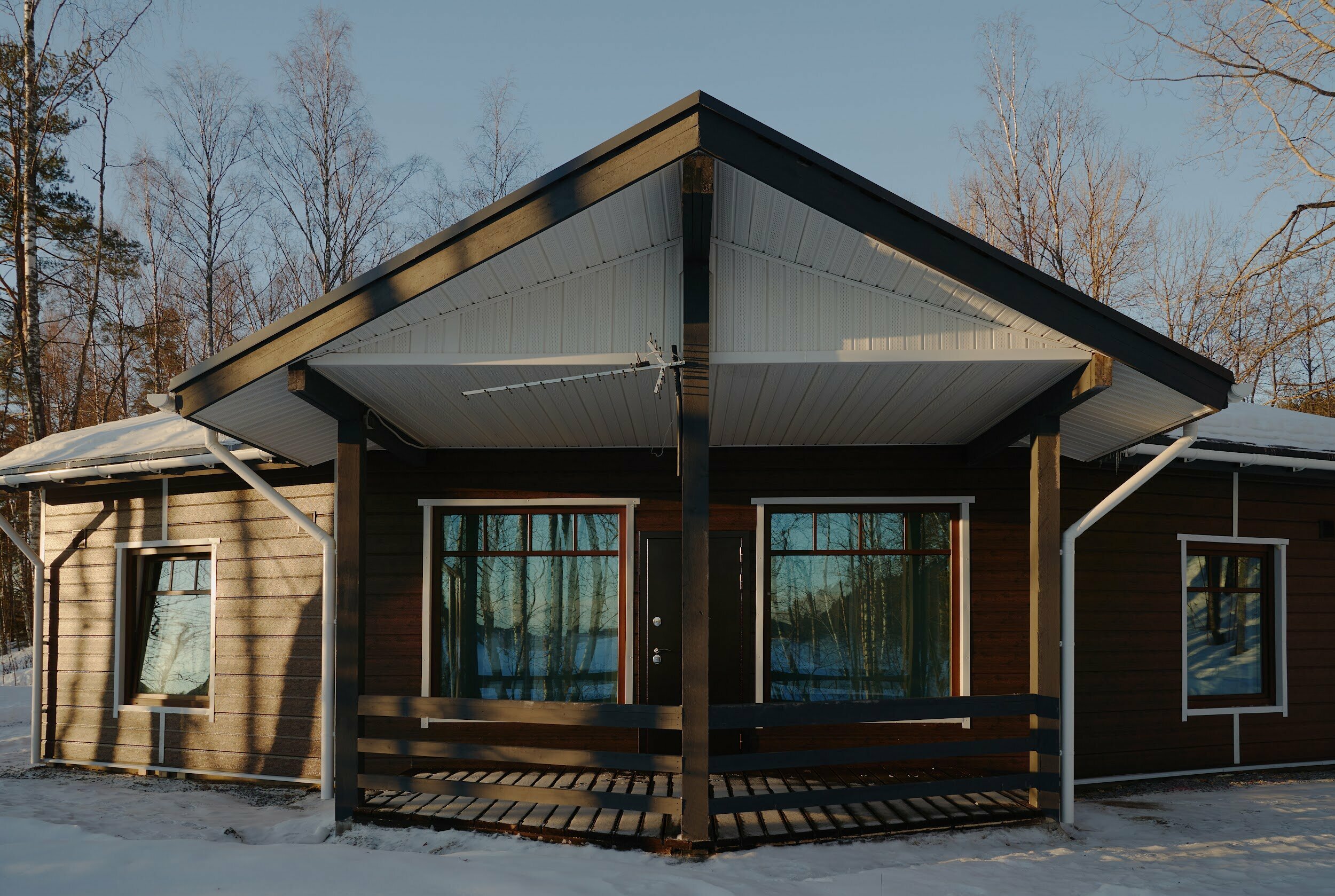 Четырехместный коттедж на берегу залива с двумя диванами и большой кроватью