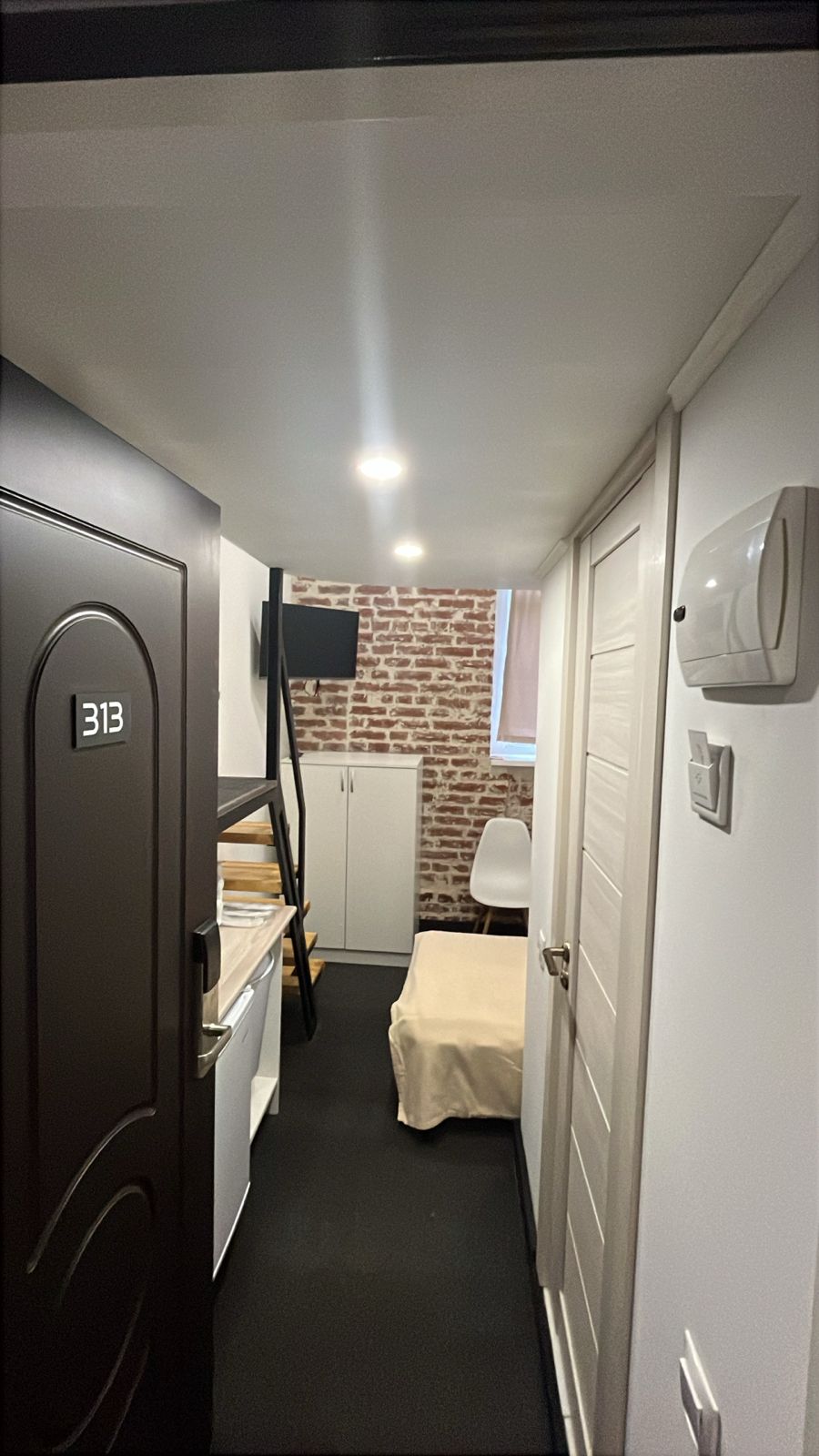 Трехместный номер лофт с двуспальной и раскладным креслом или кроватью