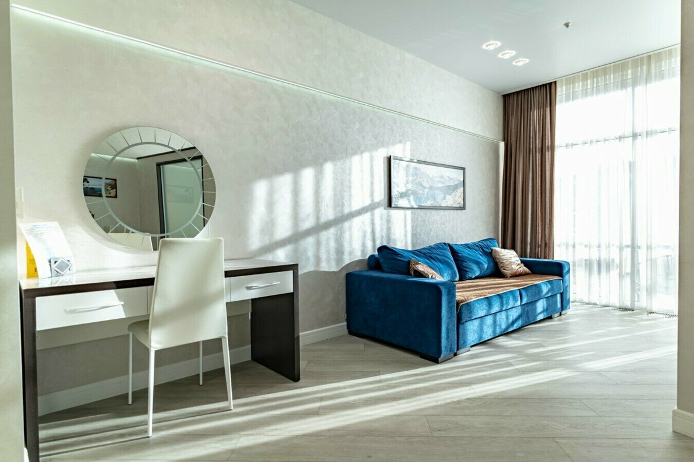 Дизайнерский апартамент с балконом! Пляж и набережная в 5 минутах! Центр Сочи!