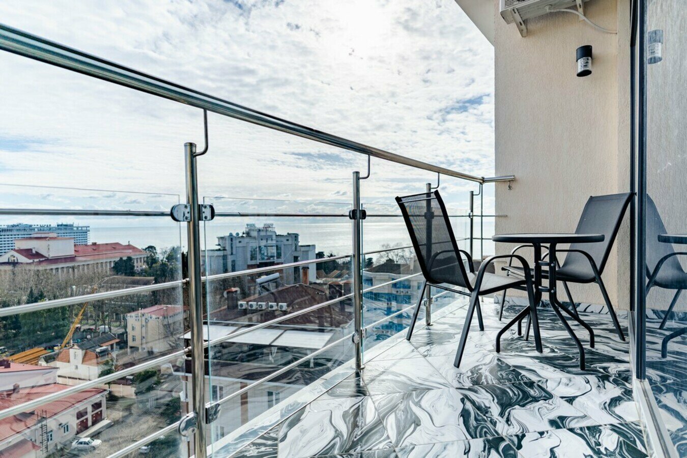 Трехкомнатный люкс с балконом в центре Сочи! Вид на море! Набережная и пляж в 5 минутах!