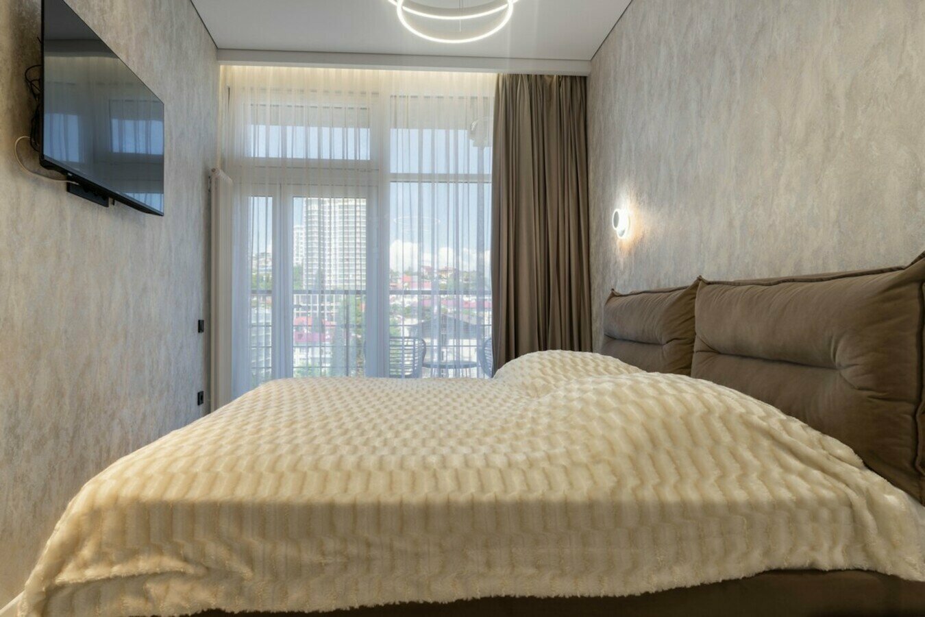 Двухкомнатный люкс с балконом! Дизайнерский ремонт! 5 минут до пляжа, центр Сочи!