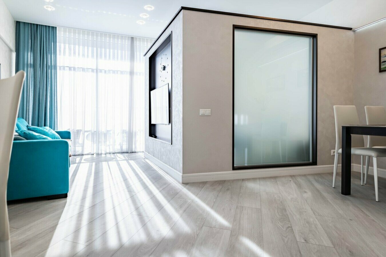 Дизайнерская студия с балконом! Пляж и набережная в 5 минутах!