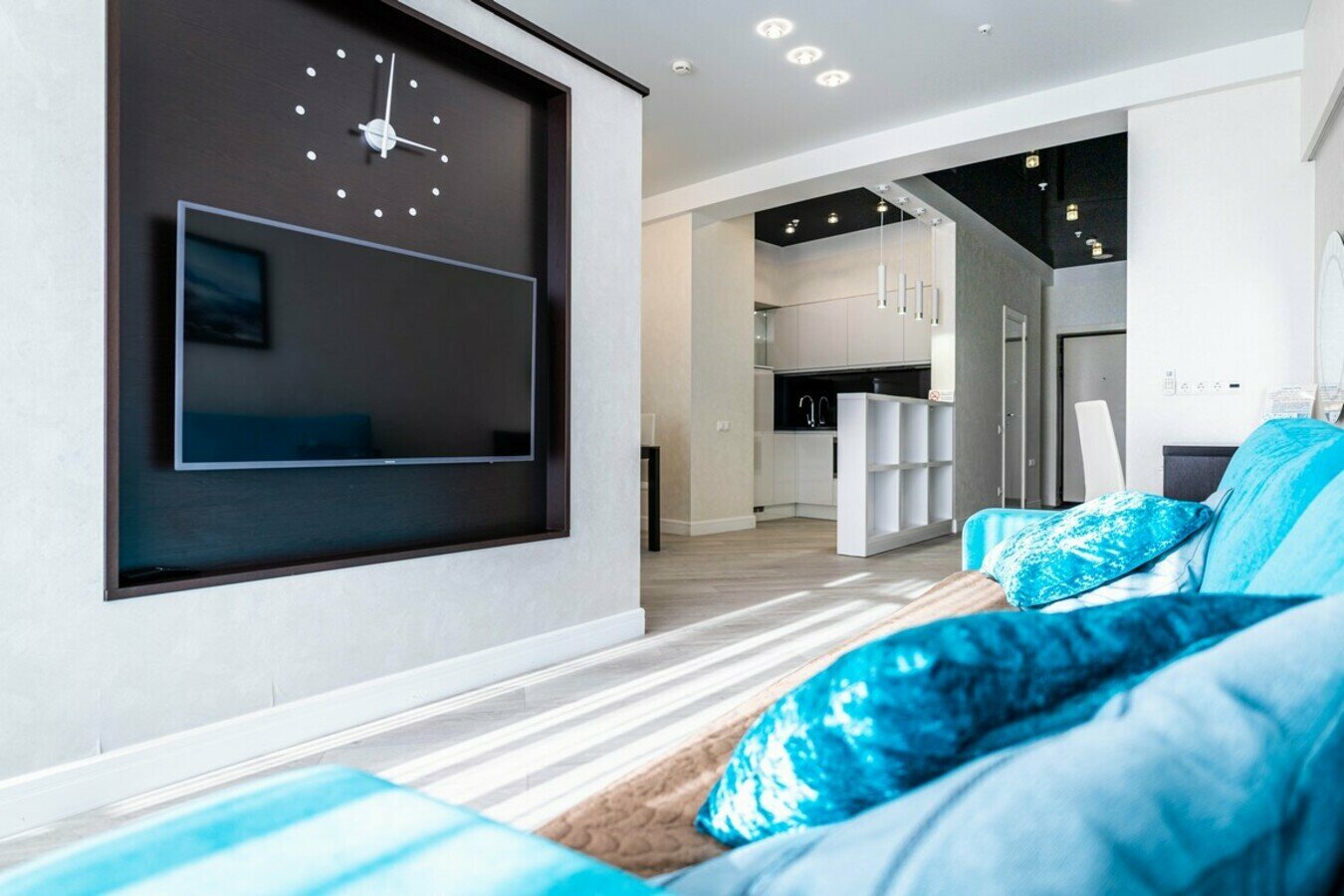 Дизайнерская студия с балконом! Пляж и набережная в 5 минутах!