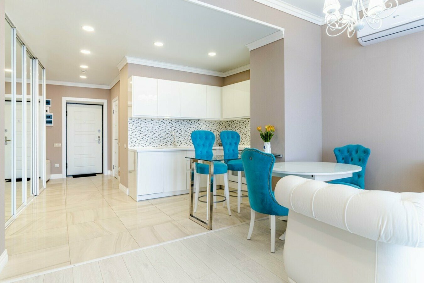 Дизайнерский апартамент люкс с балконом! Пляж и набережная в 5 минутах! Центр Сочи!