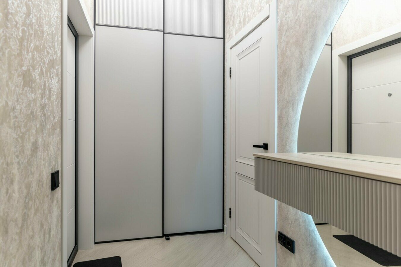 Двухкомнатный люкс с балконом! Дизайнерский ремонт! 5 минут до пляжа, центр Сочи!