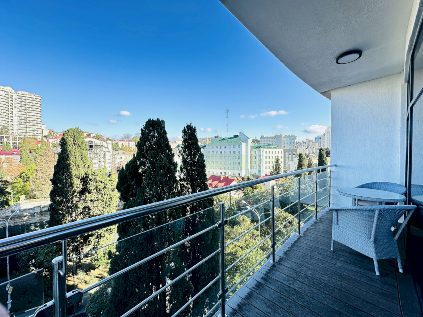 Дизайнерский 2-комнатный апартамент с балконом! Центр города! Пляж в 5 минутах!