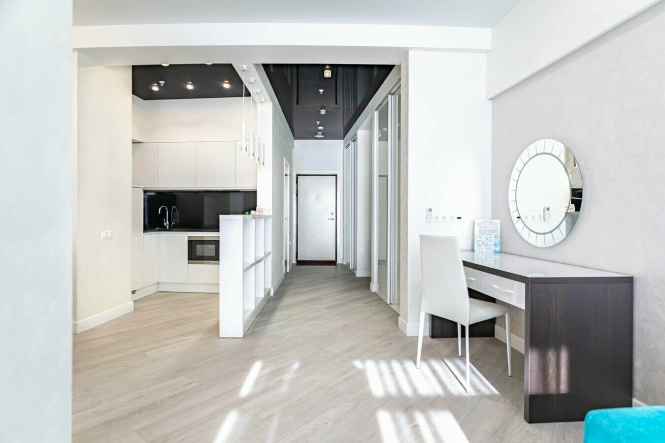 Дизайнерская студия с балконом! Пляж и набережная в 5 минутах!