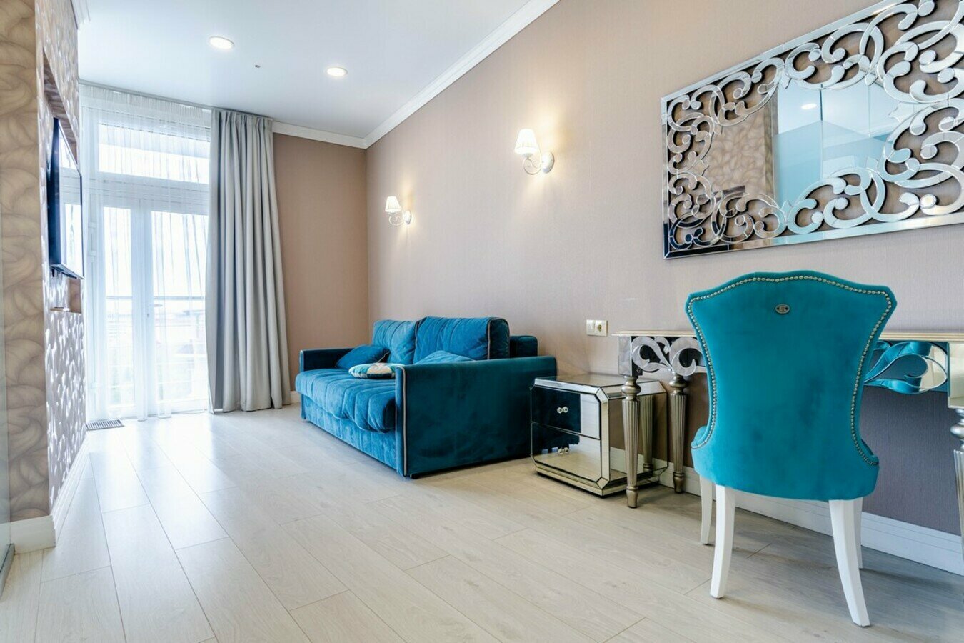 Дизайнерский апартамент люкс с балконом! Пляж и набережная в 5 минутах! Центр Сочи!