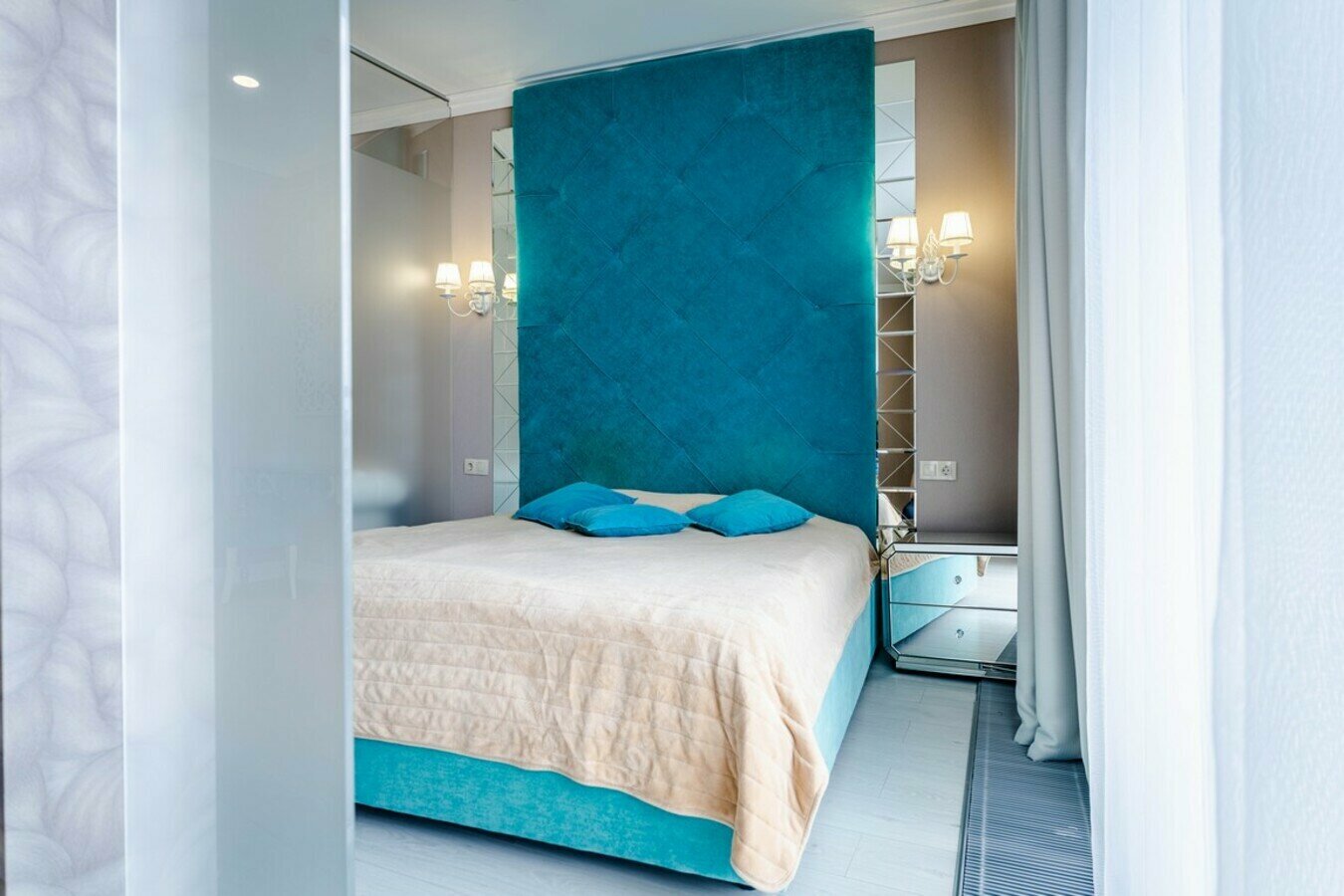 Дизайнерский апартамент люкс с балконом! Пляж и набережная в 5 минутах! Центр Сочи!