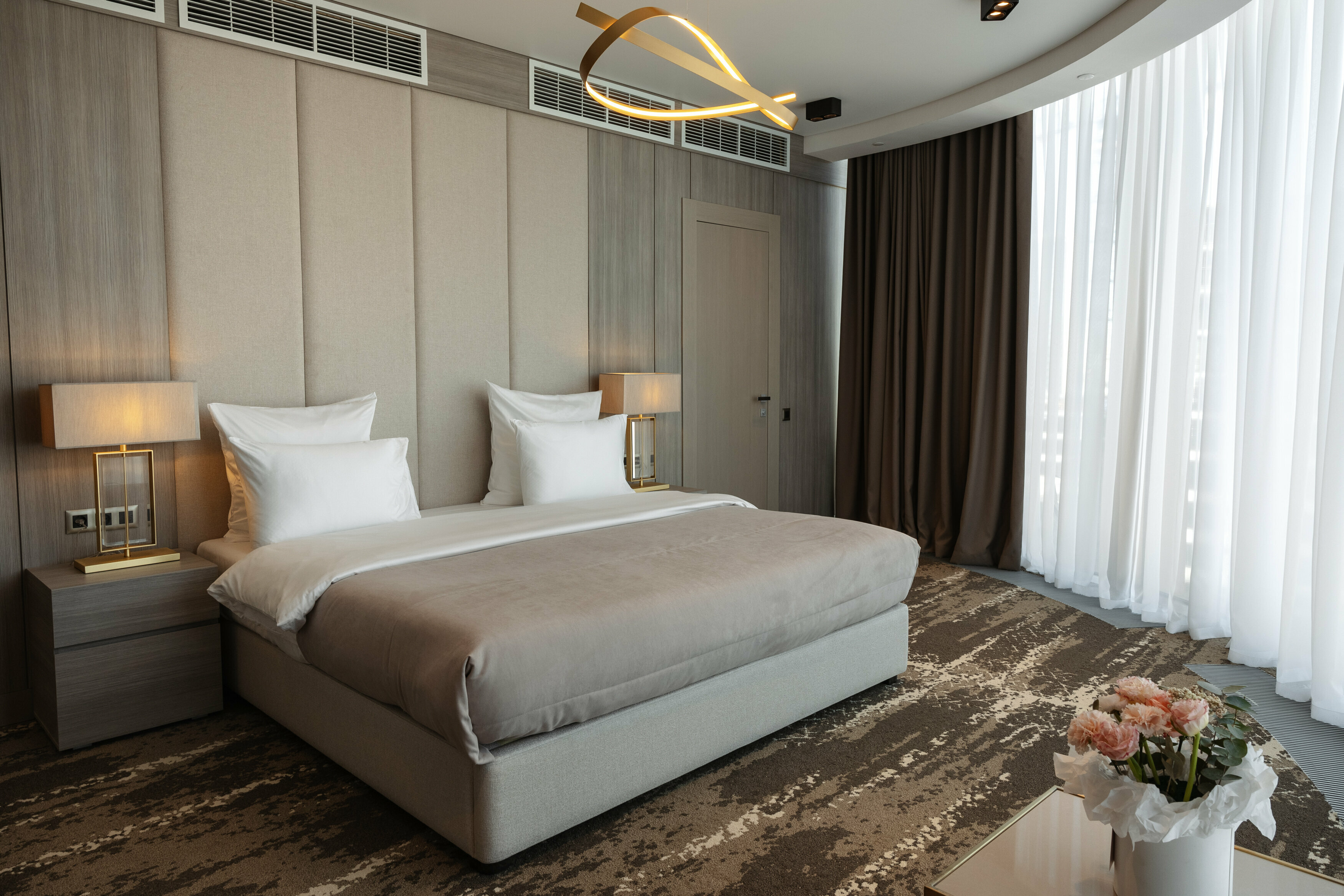 Люкс двухкомнатный с одной двуспальной кроватью