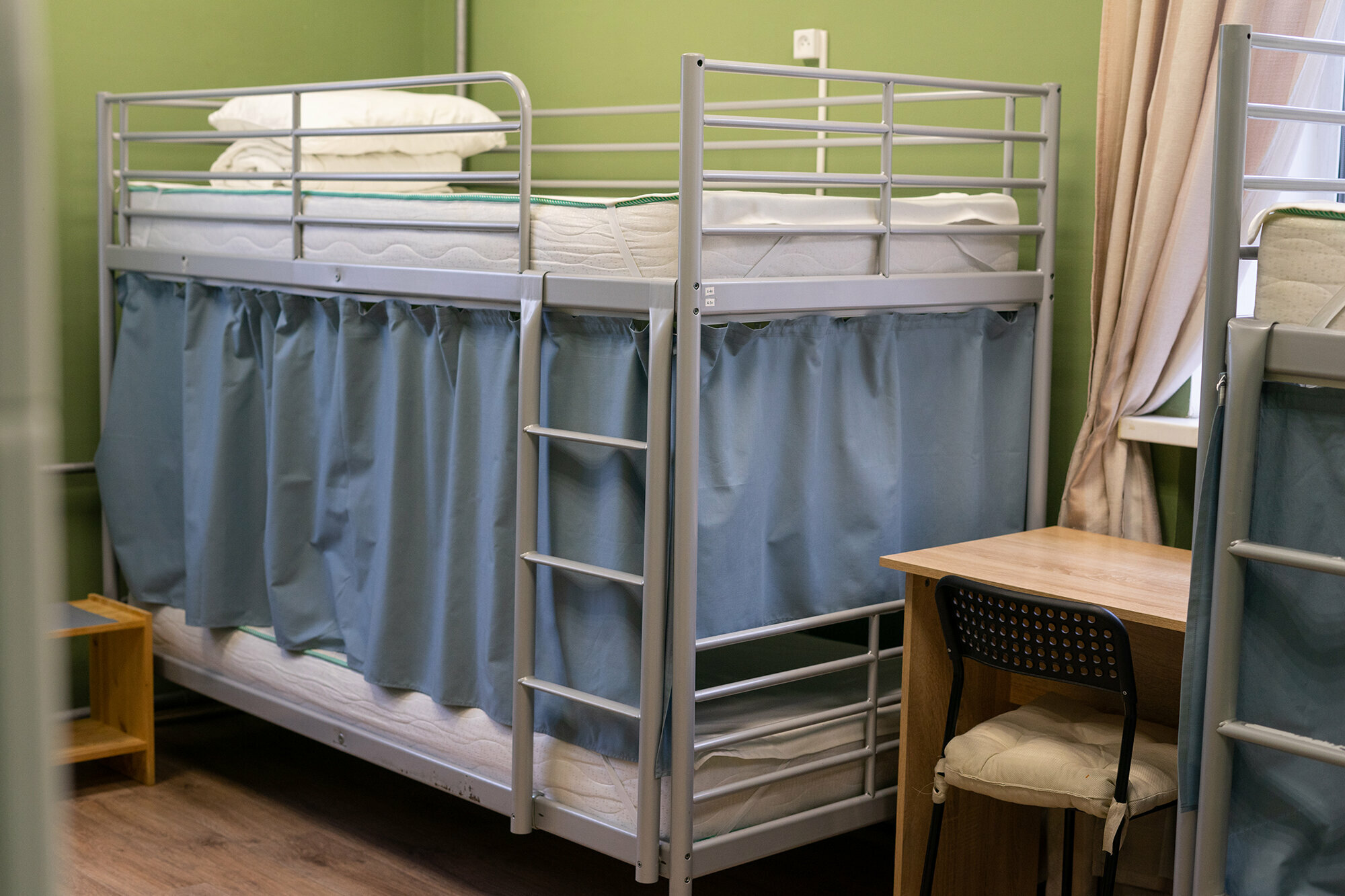 Спальное место на двухъярусной кровати в общем номере для мужчин