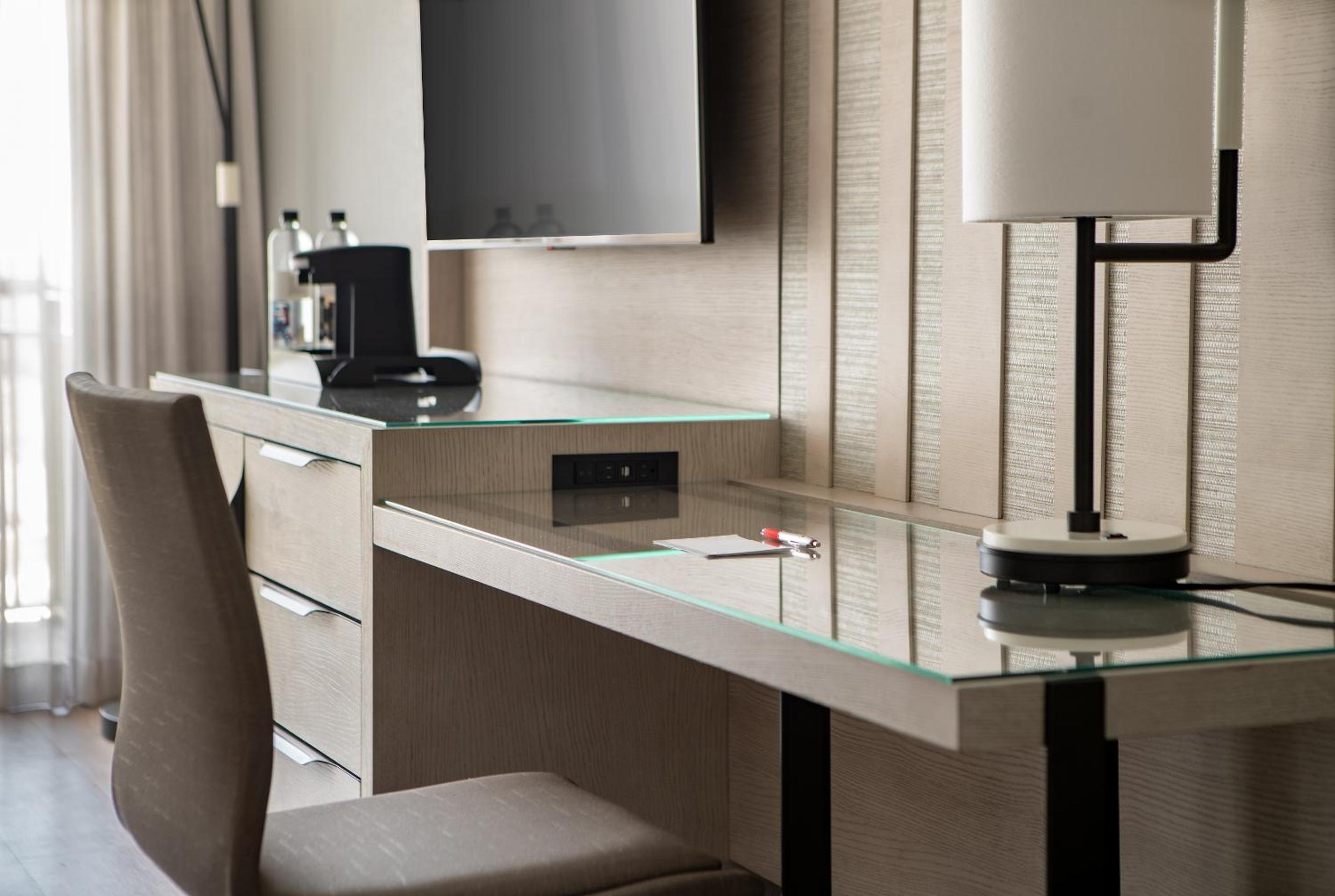 Ambassador King Suite with Sofa Bed and Pool-Laser Show View