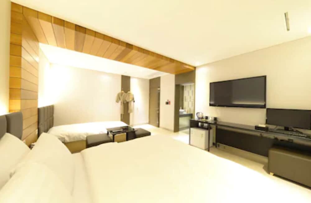 Premium Twin Room (mixed gender of adults not allowed)