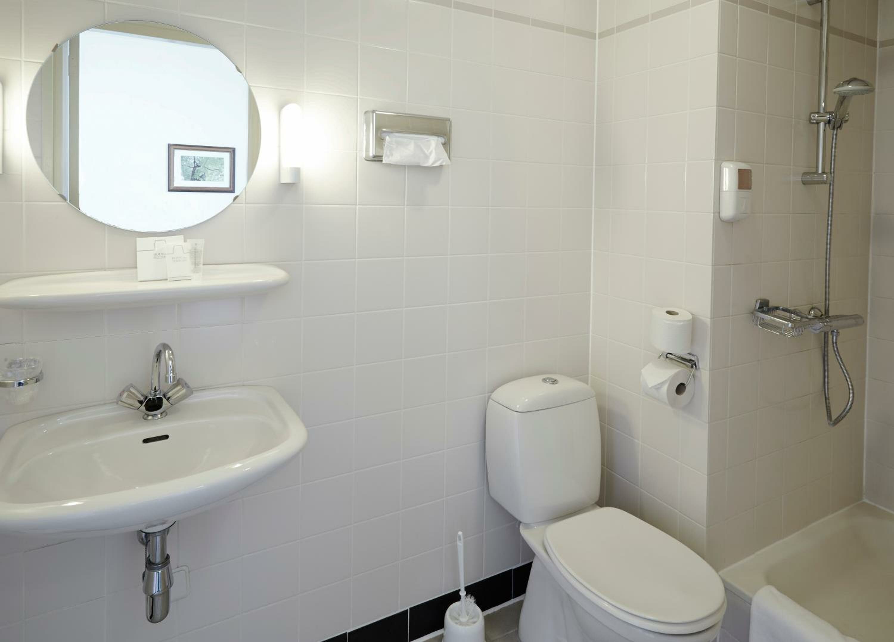 Basic Single Room with Queen Bed 