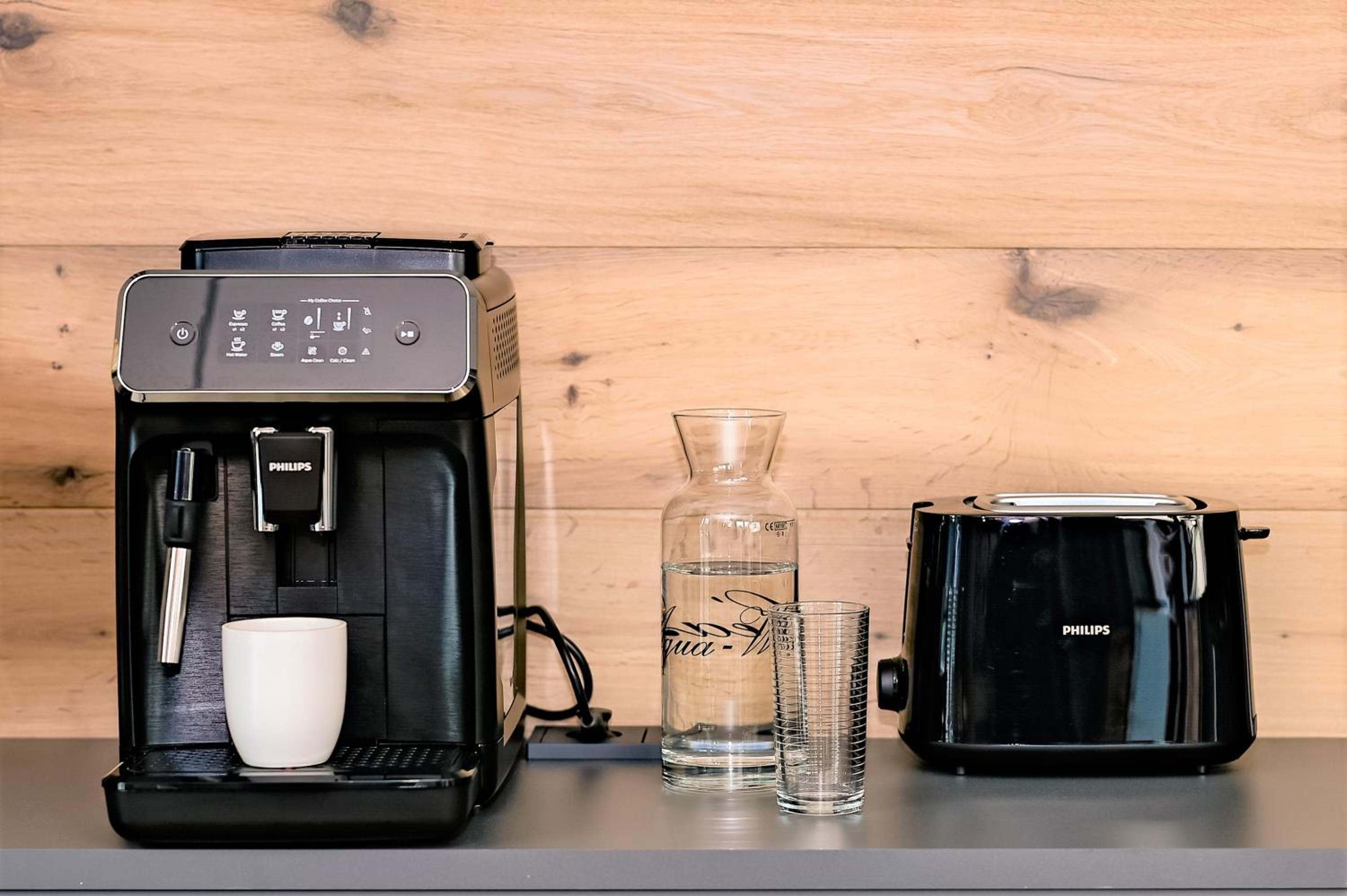 Two-Bedroom Apartment with Balcony and Mountain View 