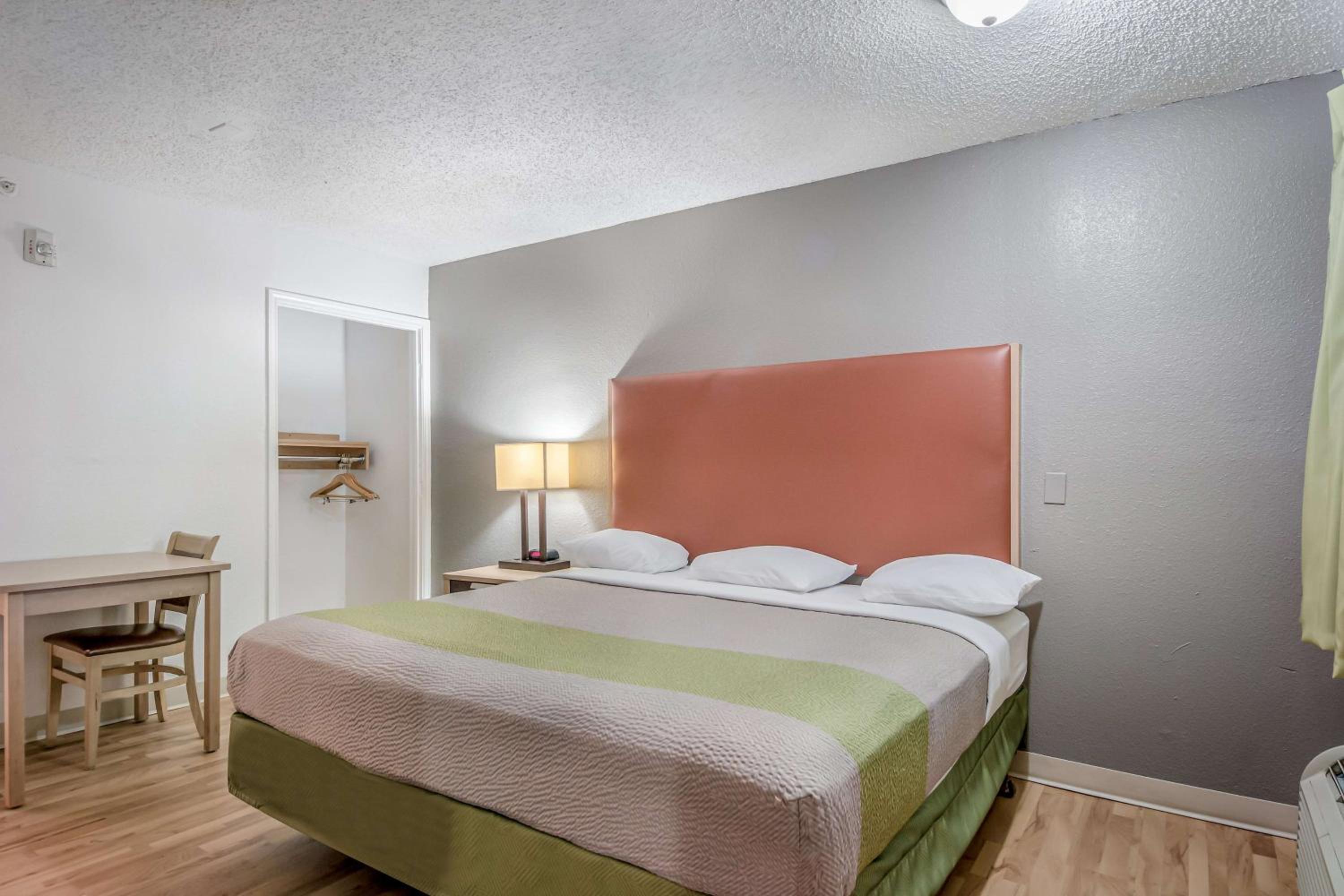 King Room - Non-Smoking