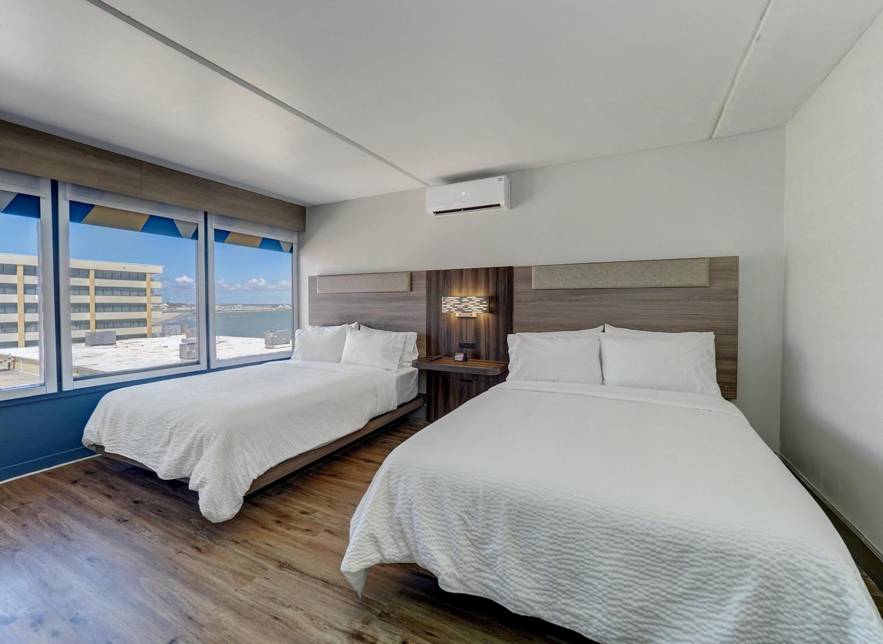 Queen Room with Two Queen Beds - Mobility Access Tub/Non-Smoking