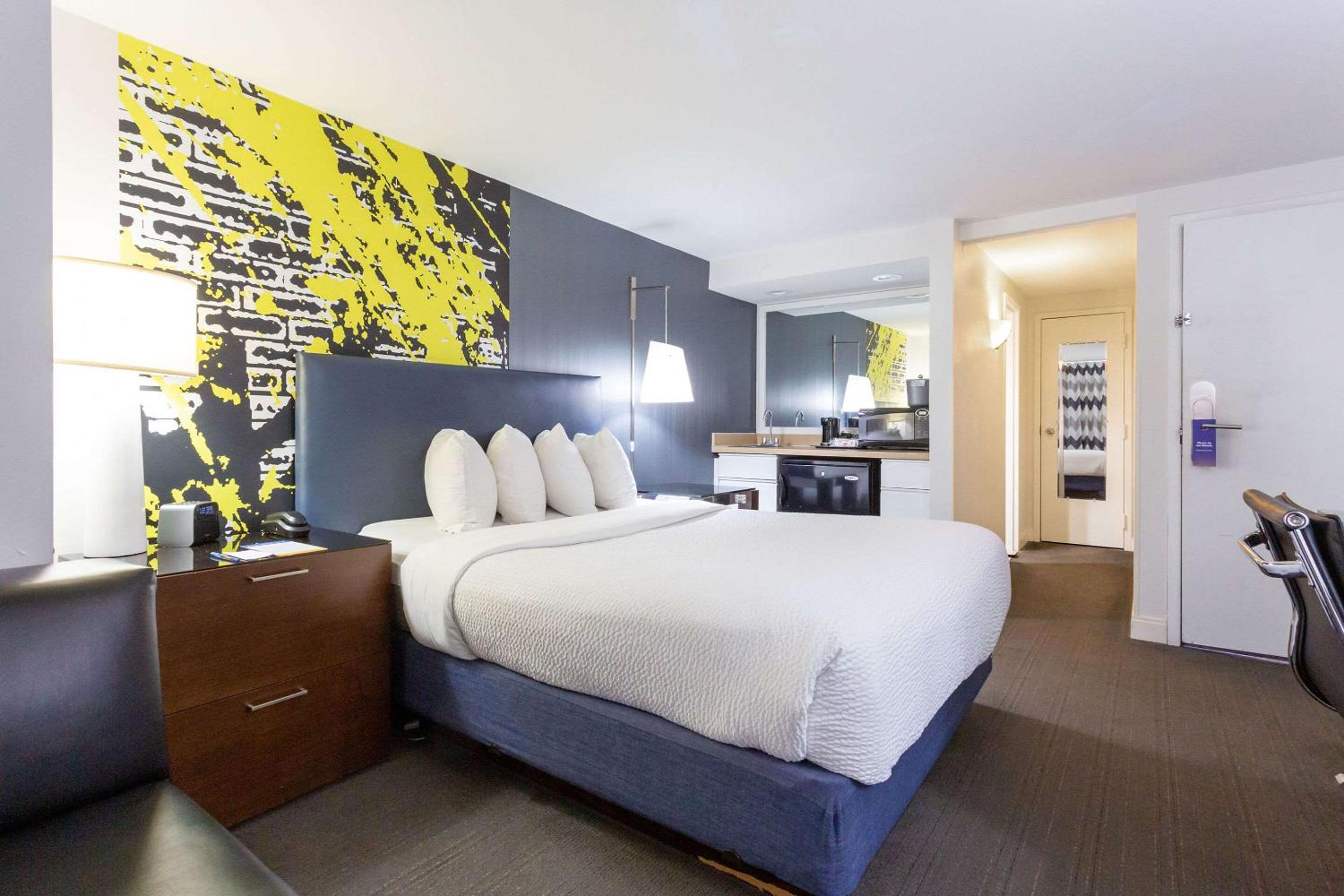 Standard King Room - Non-Smoking 