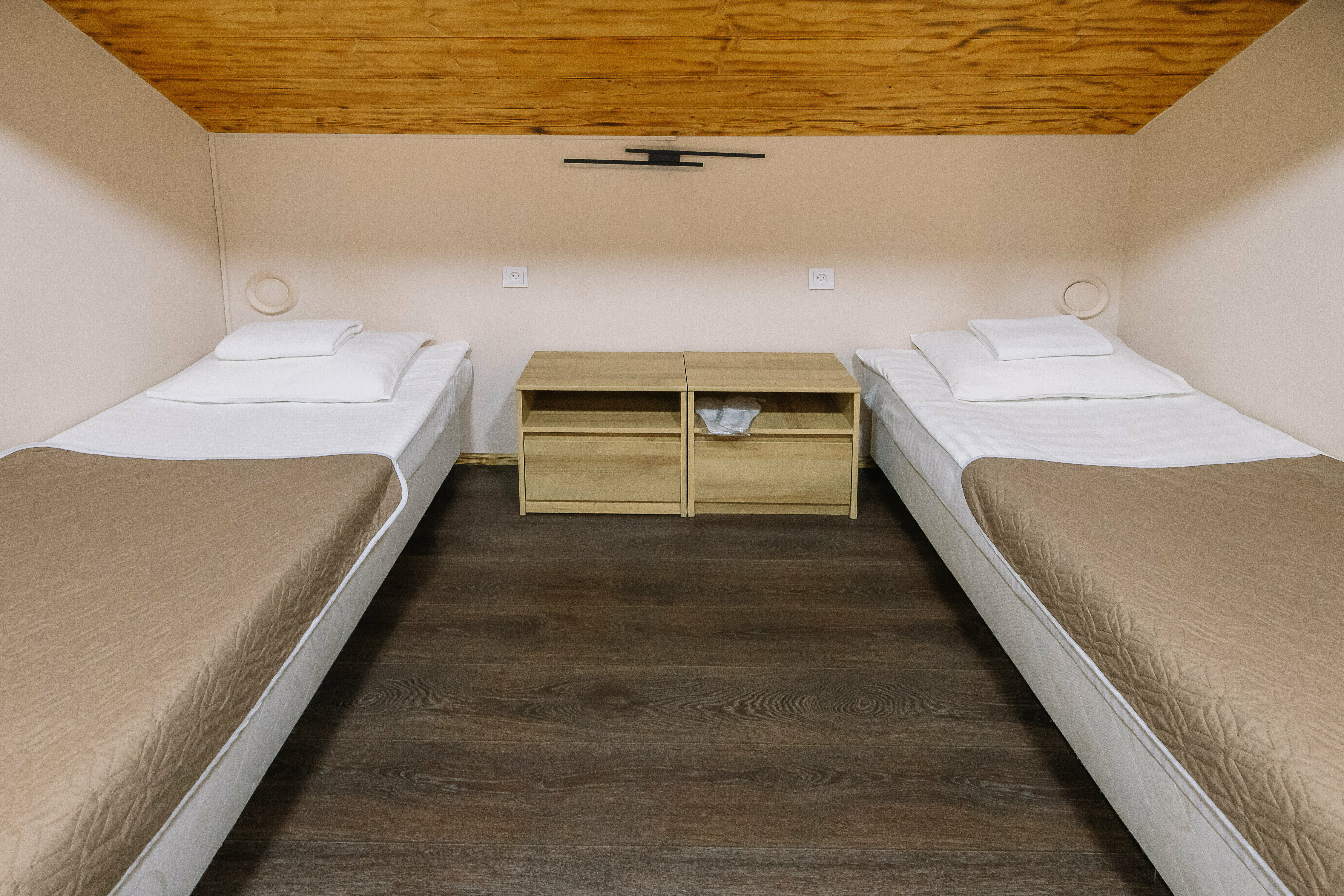 Бюджетный двухместный номер без окна с 2 отдельными кроватями с общим душем и туалетом