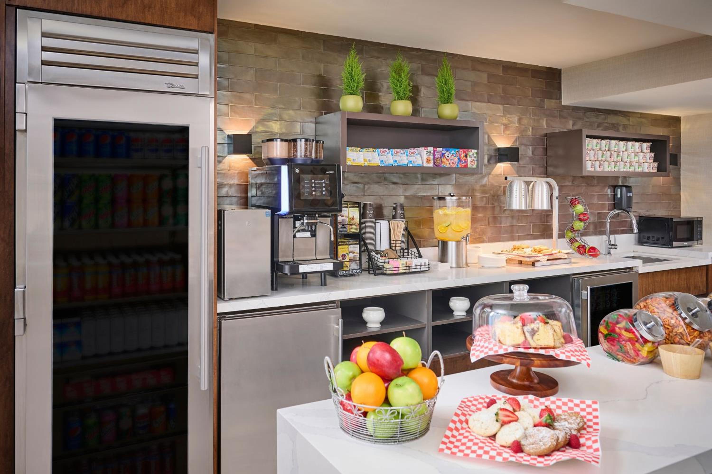 Deluxe Queen Room - Club Lounge Access