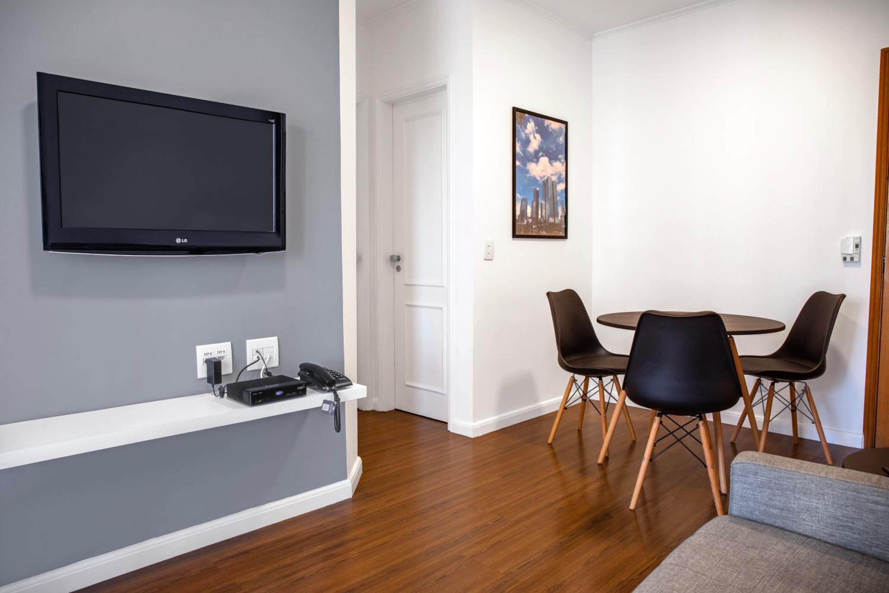 One-Bedroom Apartment with Kitchen