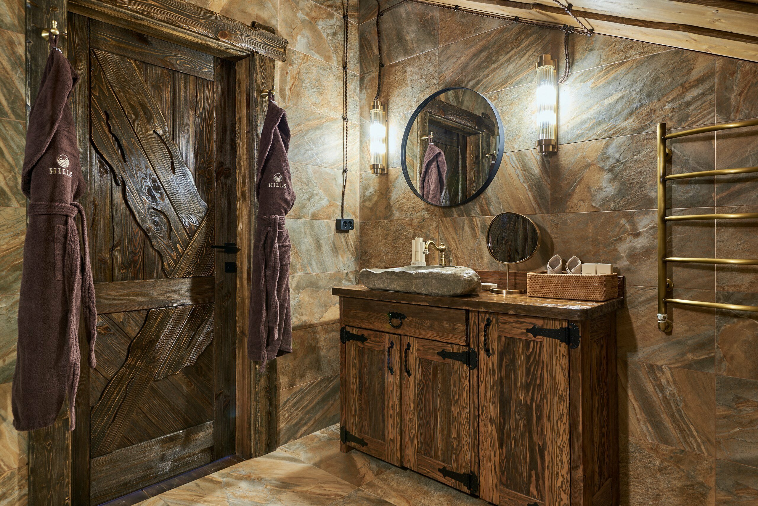 ШАЛЕ с тремя спальнями и гостиной с камином