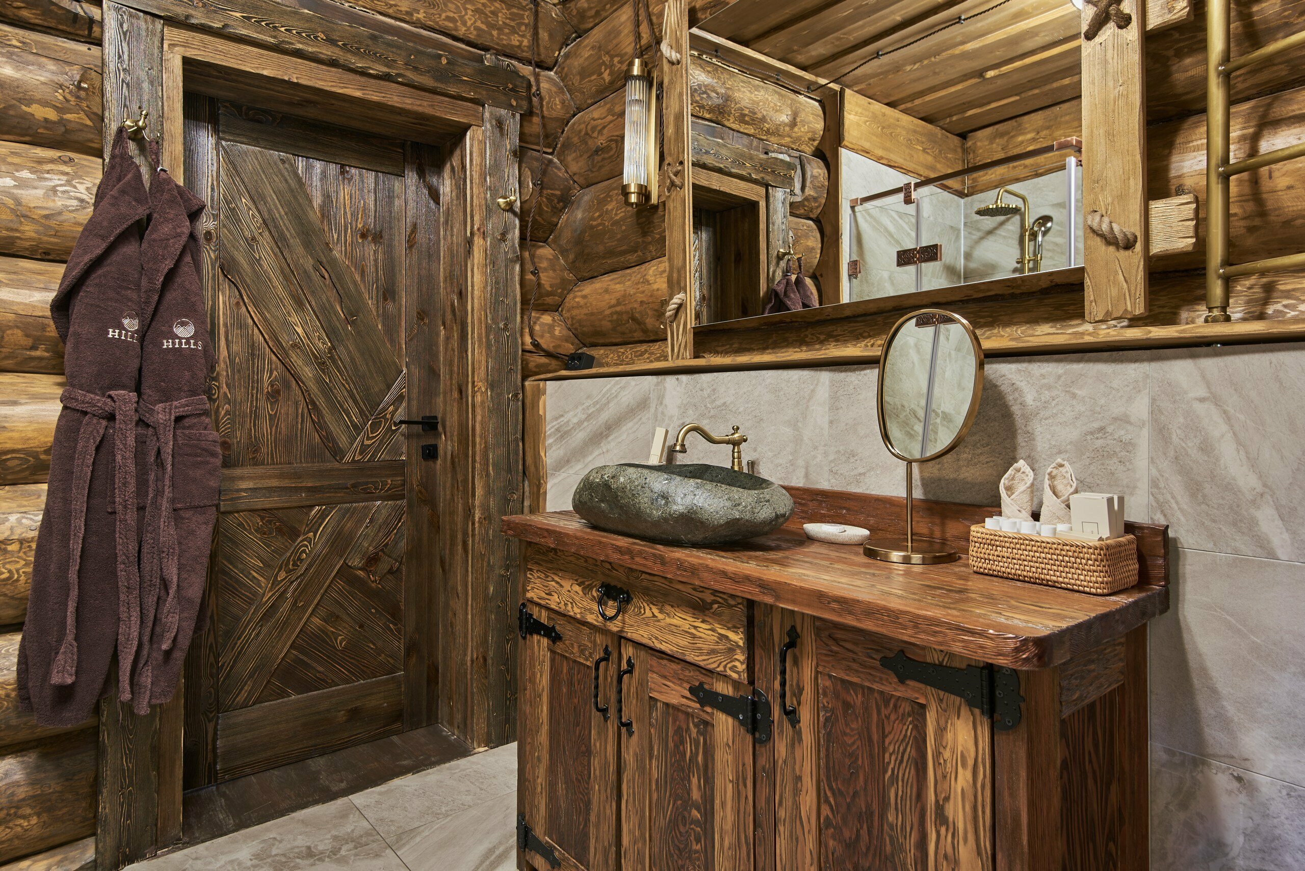 ШАЛЕ с тремя спальнями и гостиной с камином