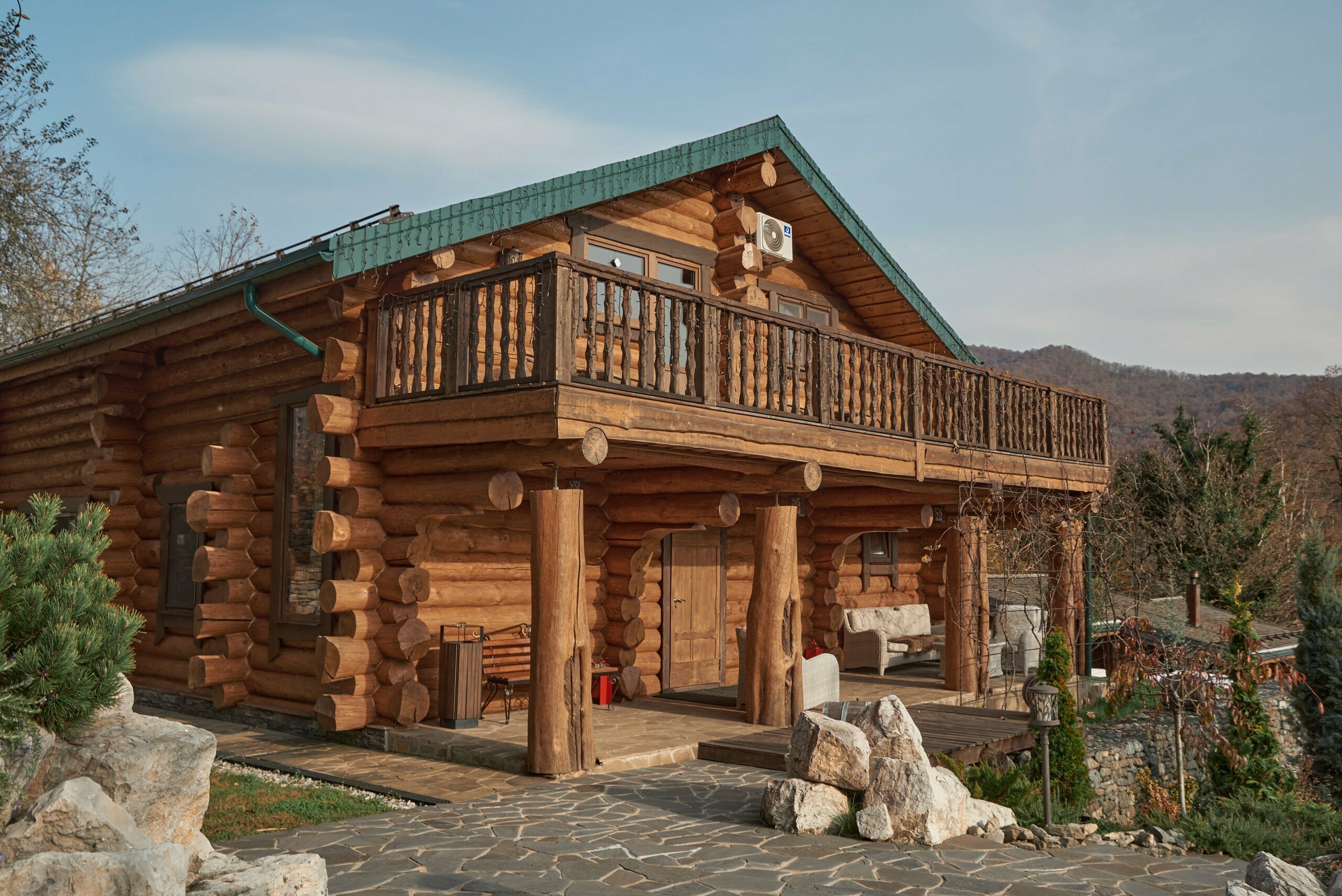 ШАЛЕ с тремя спальнями и гостиной с камином