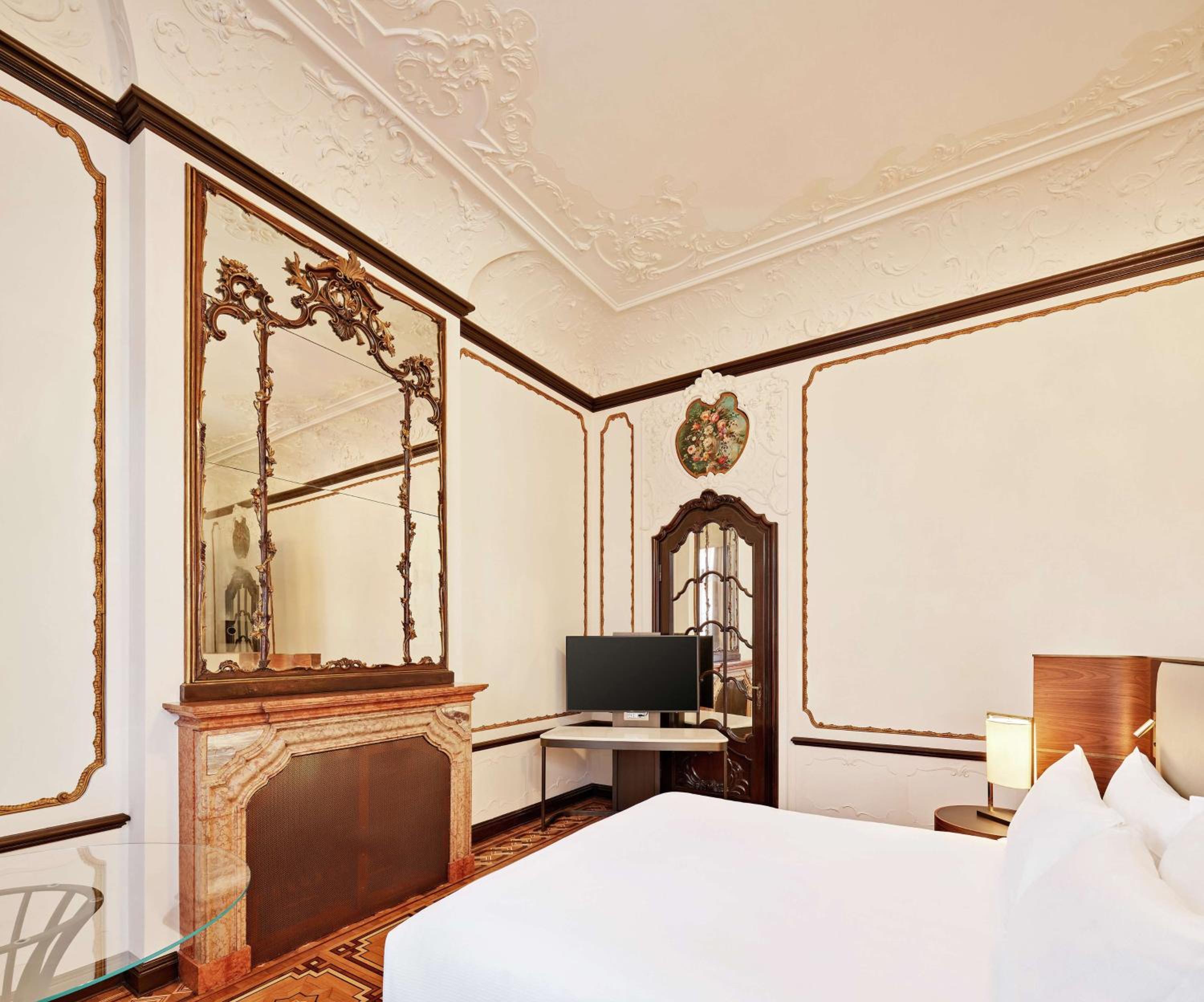 Historical Deluxe King Room