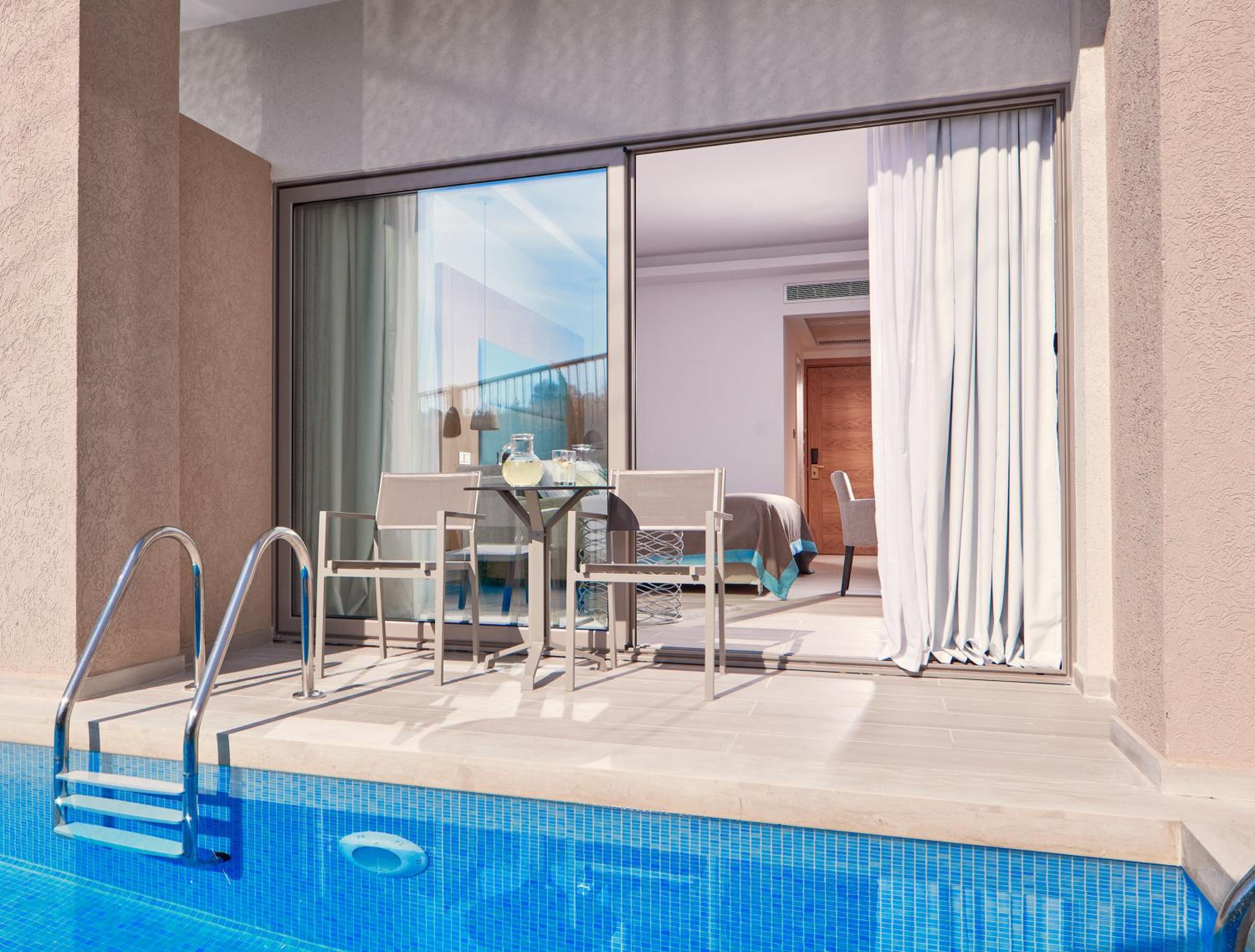 Superior Room Swim Up Inland View