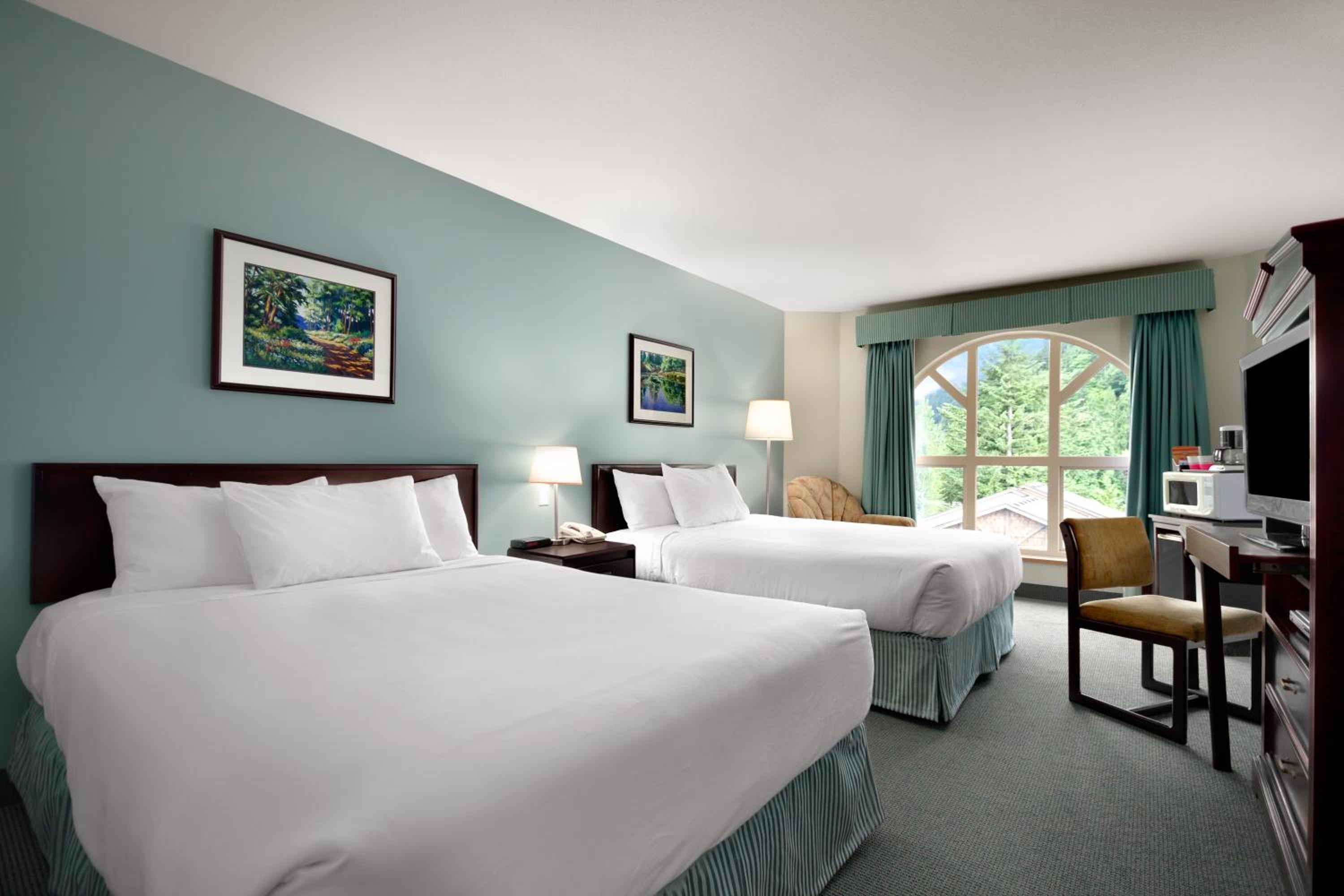 Queen Room with Two Queen Beds with Lake View