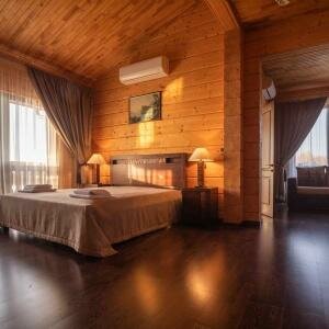 Люкс повышенной комфортности с двуспальной кроватью и диваном