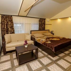 ДВУХМЕСТНЫЙ ЛЮКС (ДВУСПАЛЬНАЯ КРОВАТЬ+РАСКЛАДЫВАЮЩИЙСЯ ДИВАН)