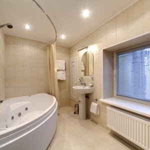 Просторный Комфорт с гидромассажной ванной, видом на Невский проспект или в уютный дворик