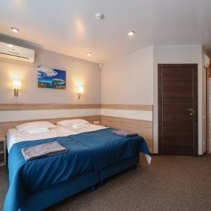 СТАНДАРТНЫЙ ДВУХМЕСТНЫЙ НОМЕР (1 ДВУСПАЛЬНАЯ ИЛИ 2 ОДНОСПАЛЬНЫЕ КРОВАТИ) С ОТД.ВХОДОМ В КОРПУСЕ ГЕРМЕС