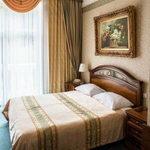 Номер 1-ой категории с видом на холм