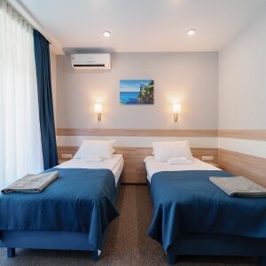 УЛУЧШЕННЫЙ ДВУХКОМНАТНЫЙ НОМЕР (1 ДВУСПАЛЬНАЯ ИЛИ 2 ОДНОСПАЛЬНЫЕ КРОВАТИ) КОРПУС ГЕРМЕС