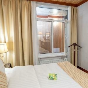 Бюджетный двухместный номер, вид в холл отеля