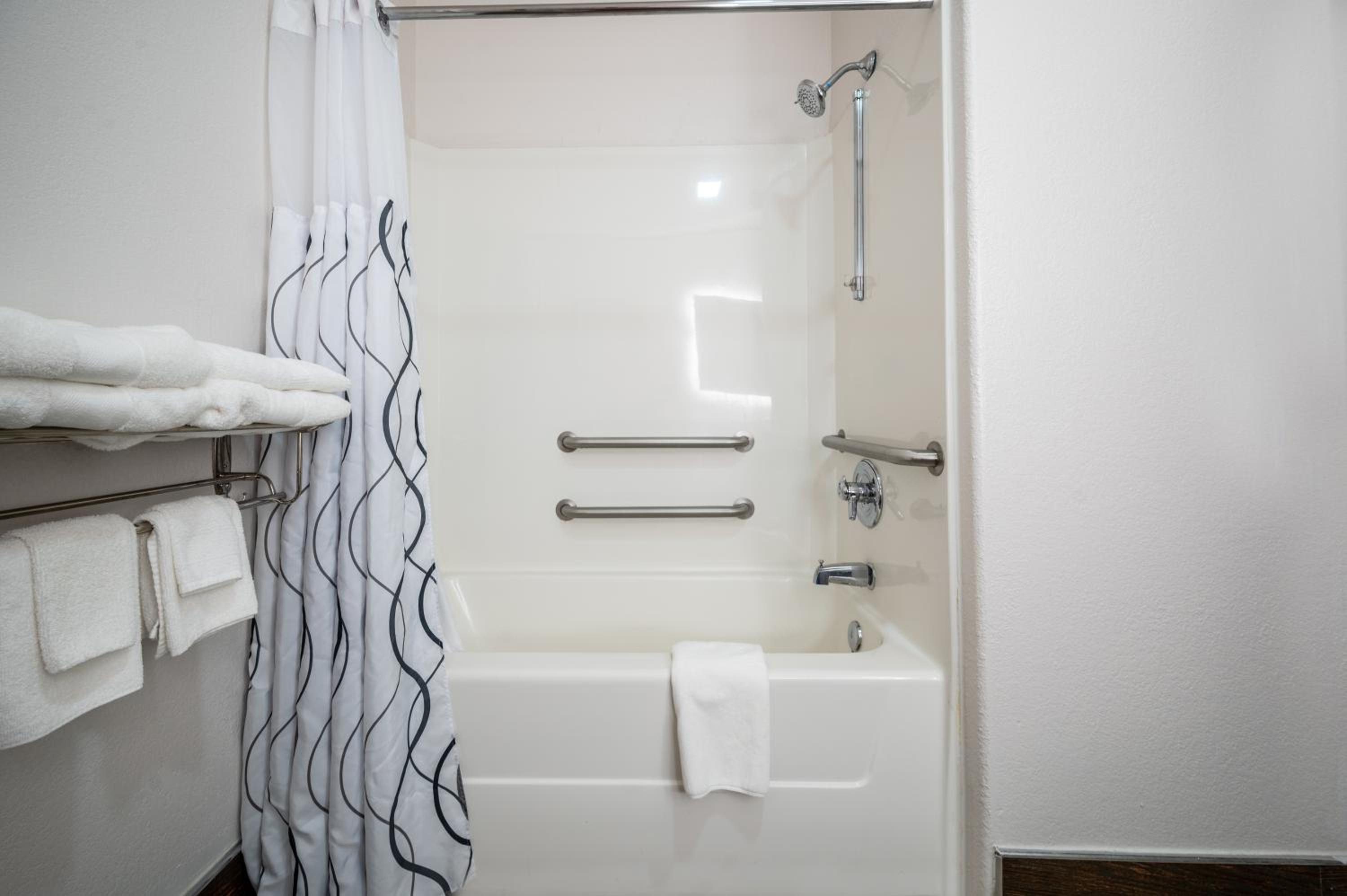 Queen Room - Accessible/Non Smoking