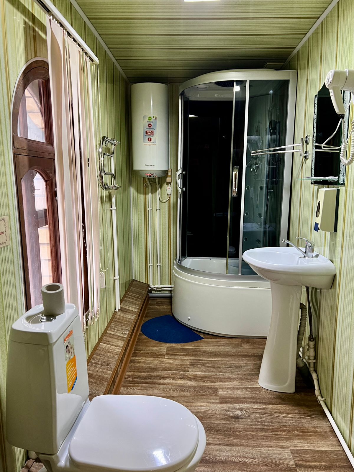 Двухместный номер с 2 отдельными кроватями и душем