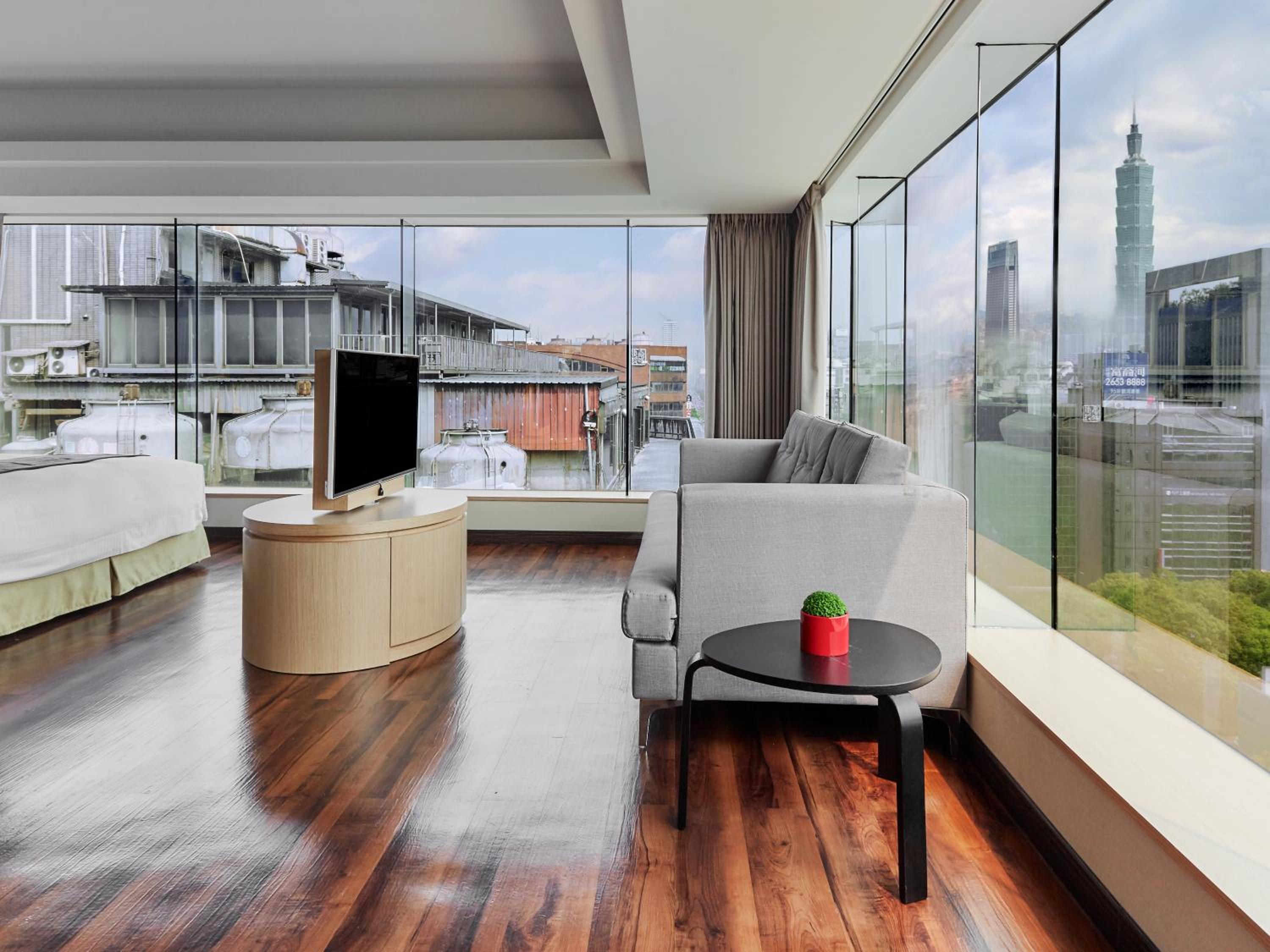 Deluxe Family  Room with Full Taipei 101 View