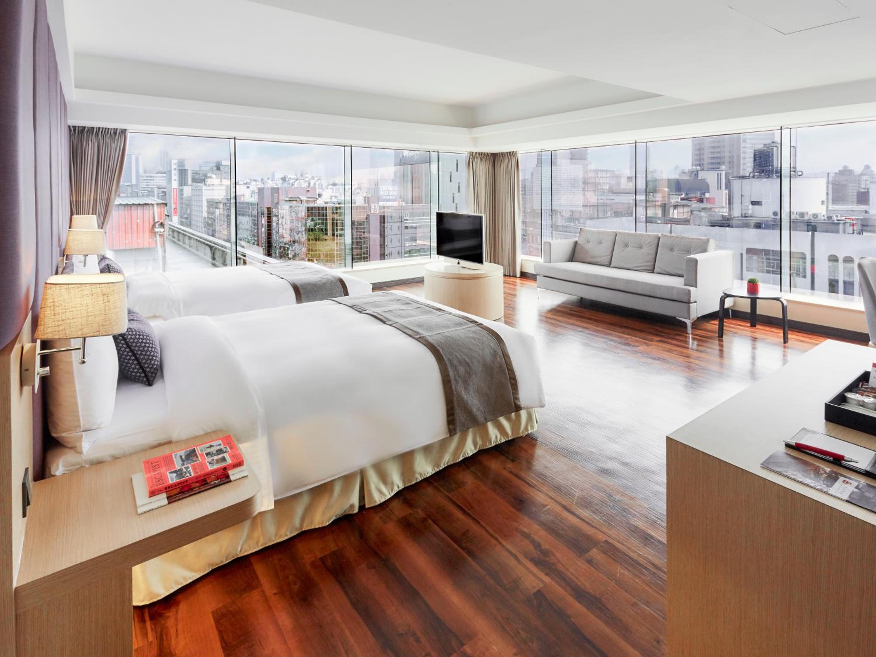 Deluxe Family  Room with Full Taipei 101 View