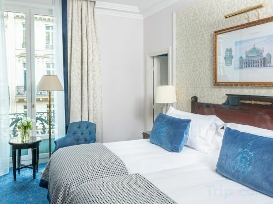 Classic Twin Room Opera View Balcony