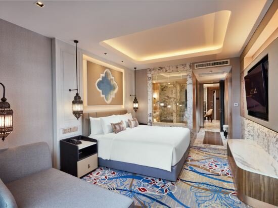 Junior Suite Club Lounge Access