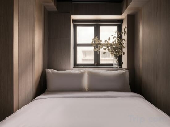 Family Room With 1 Single Bed 1 Queen Bed (Shared Bathroom)