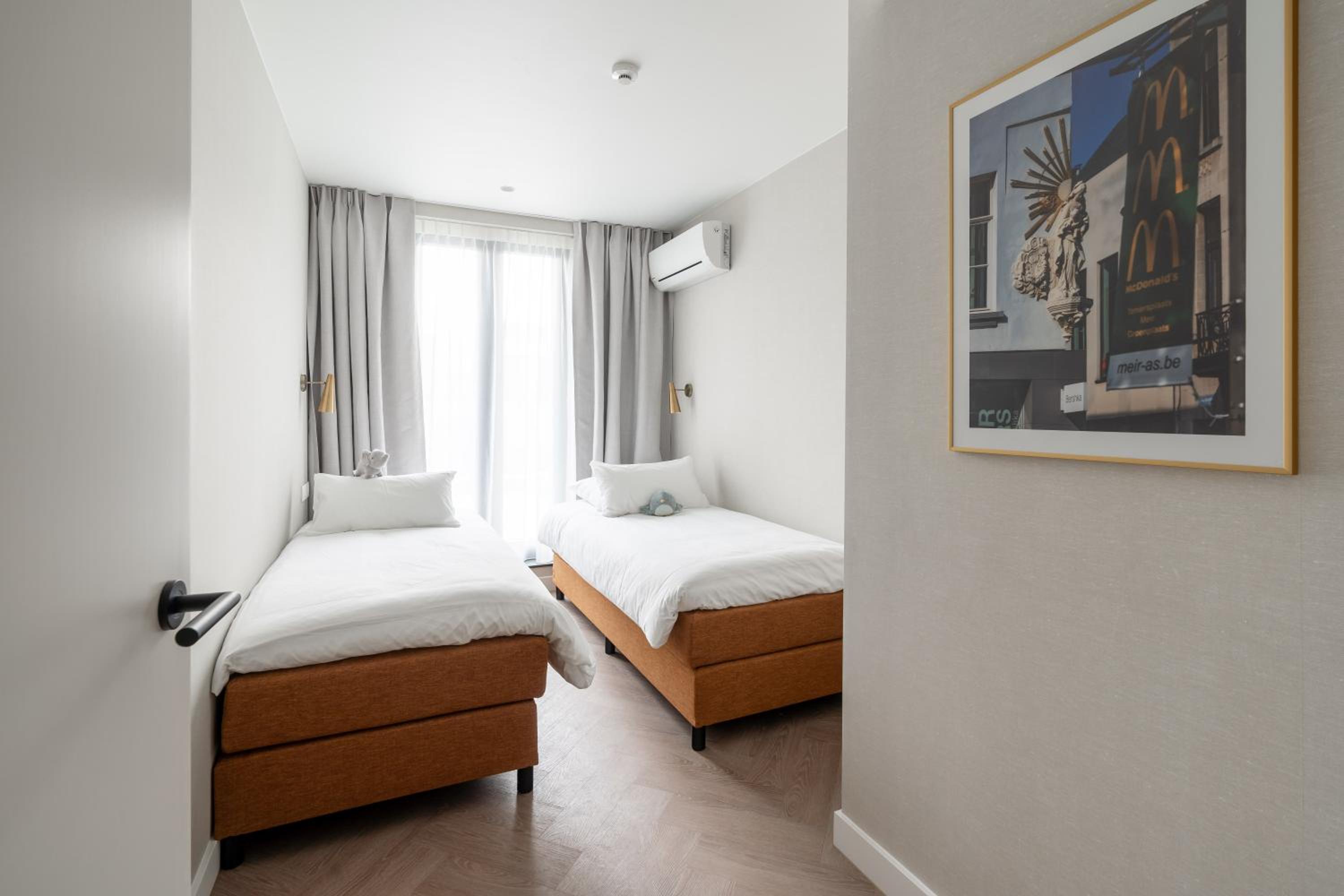 Large 2 Bedroom Apartment with Terrace and Sofa Bed