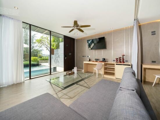 Superior Suite With Plunge Jacuzzi