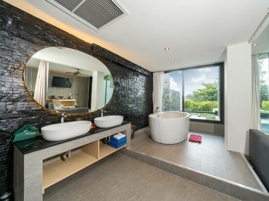 Superior Suite With Plunge Jacuzzi