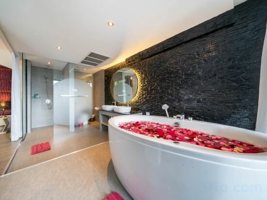 Superior Suite With Plunge Jacuzzi